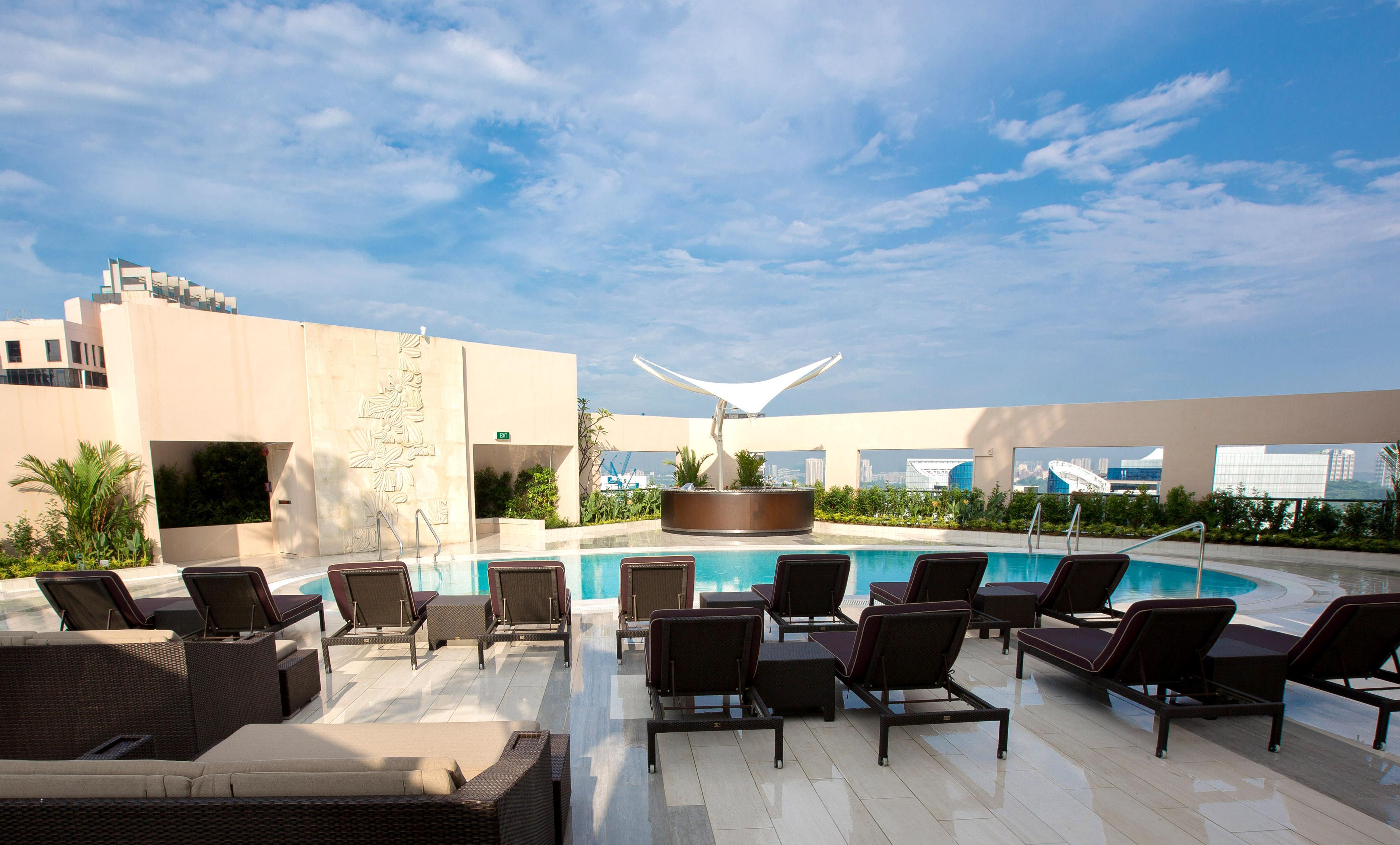 Four Seasons Hotel Singapur Exterior foto The pool at the 360° Sky Lounge