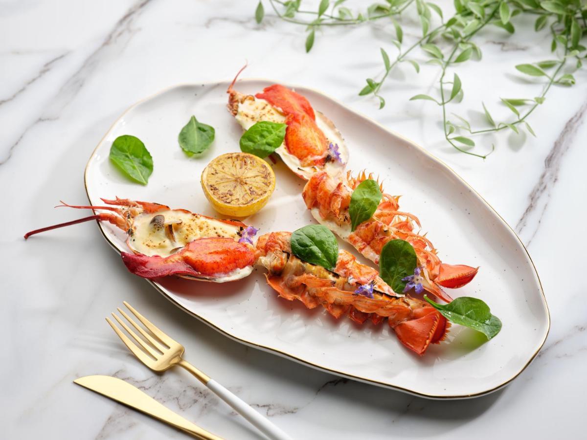 Four Seasons Hotel Singapur Exterior foto A prepared lobster