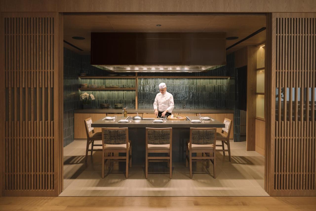 Four Seasons Hotel Singapur Exterior foto A restaurant in Tokyo