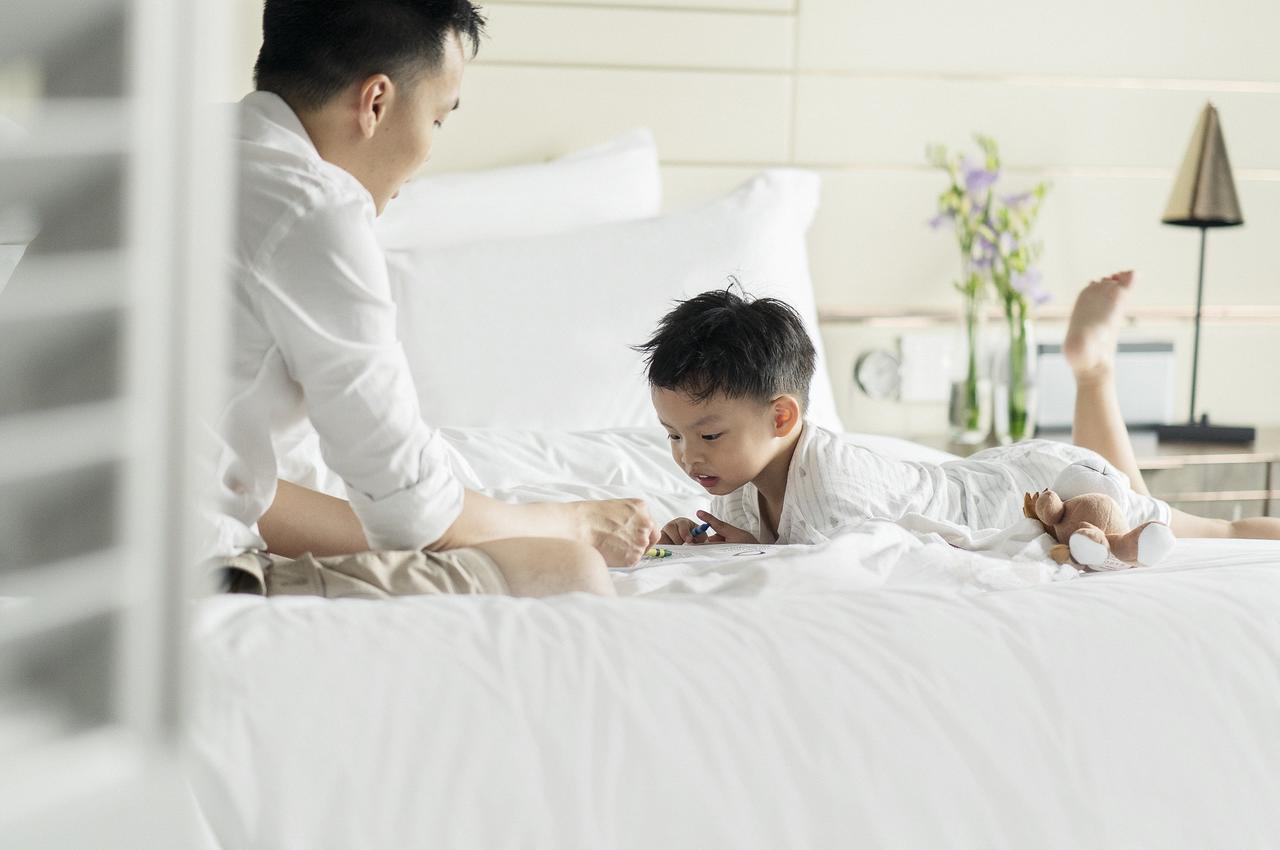Four Seasons Hotel Singapur Exterior foto A father and son playing together